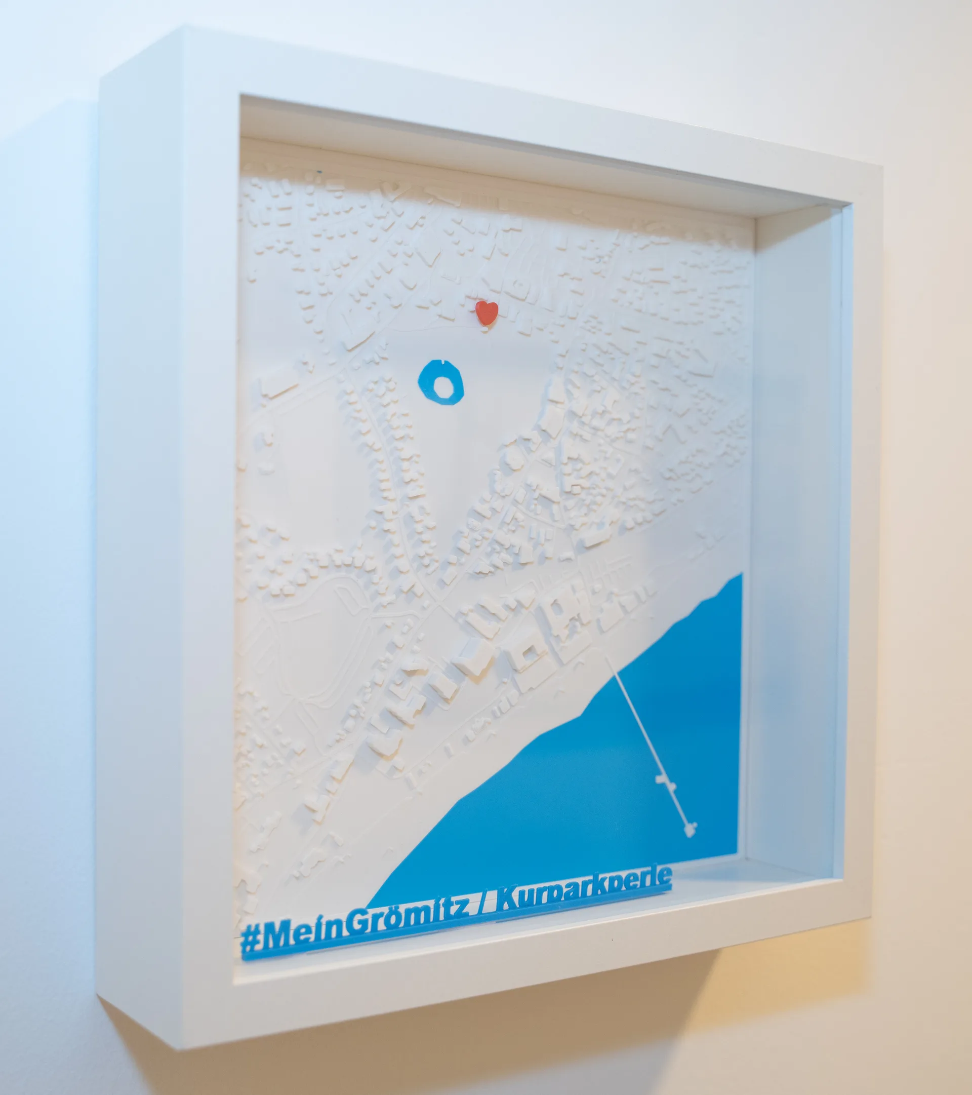 3D-Reliefkarte von Grömitz mit der Aufschrift MeinGrömitz in der Ferienwohnung Kurparkperle