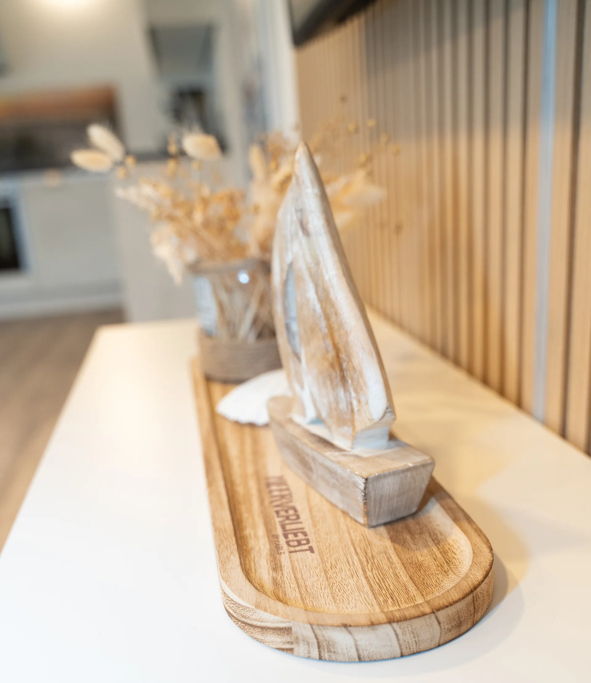 Maritime Holz-Dekoration Meerverliebt mit Segelboot in der Kurparkperle